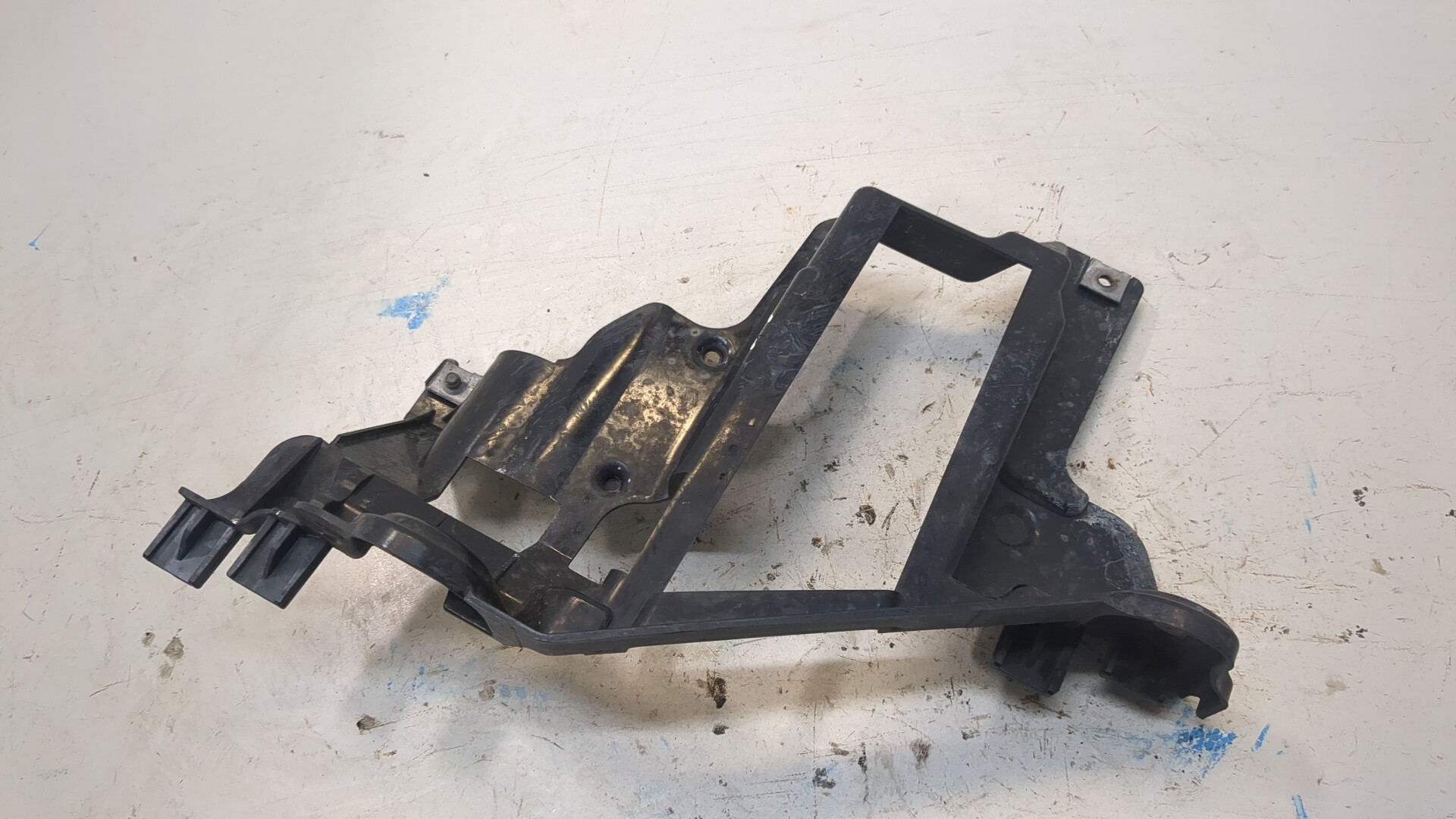 Кронштейн фар правый