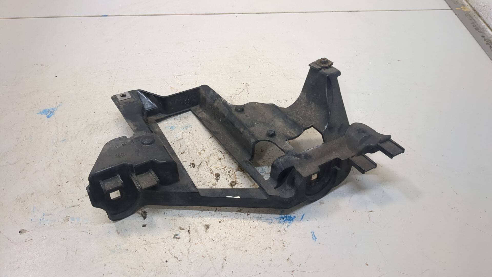 Кронштейн фар правый