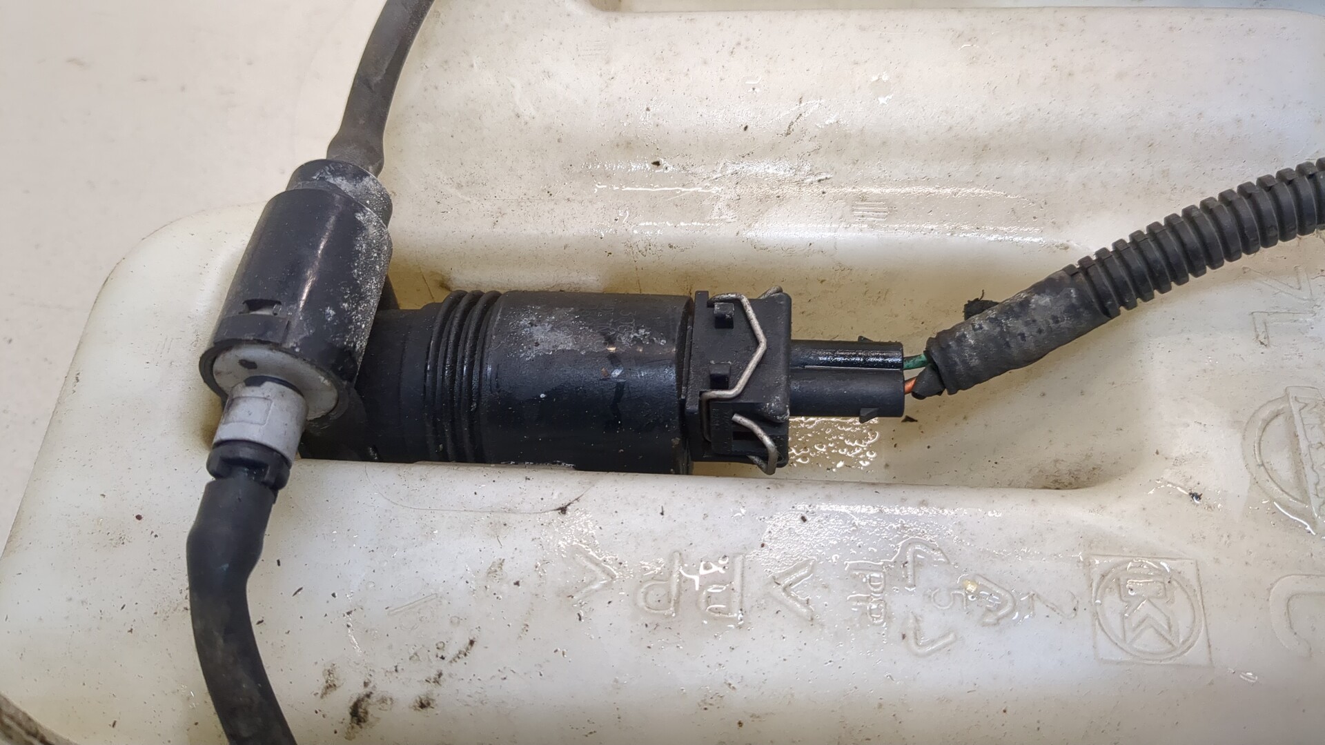 Бачок омывателя лобового стекла