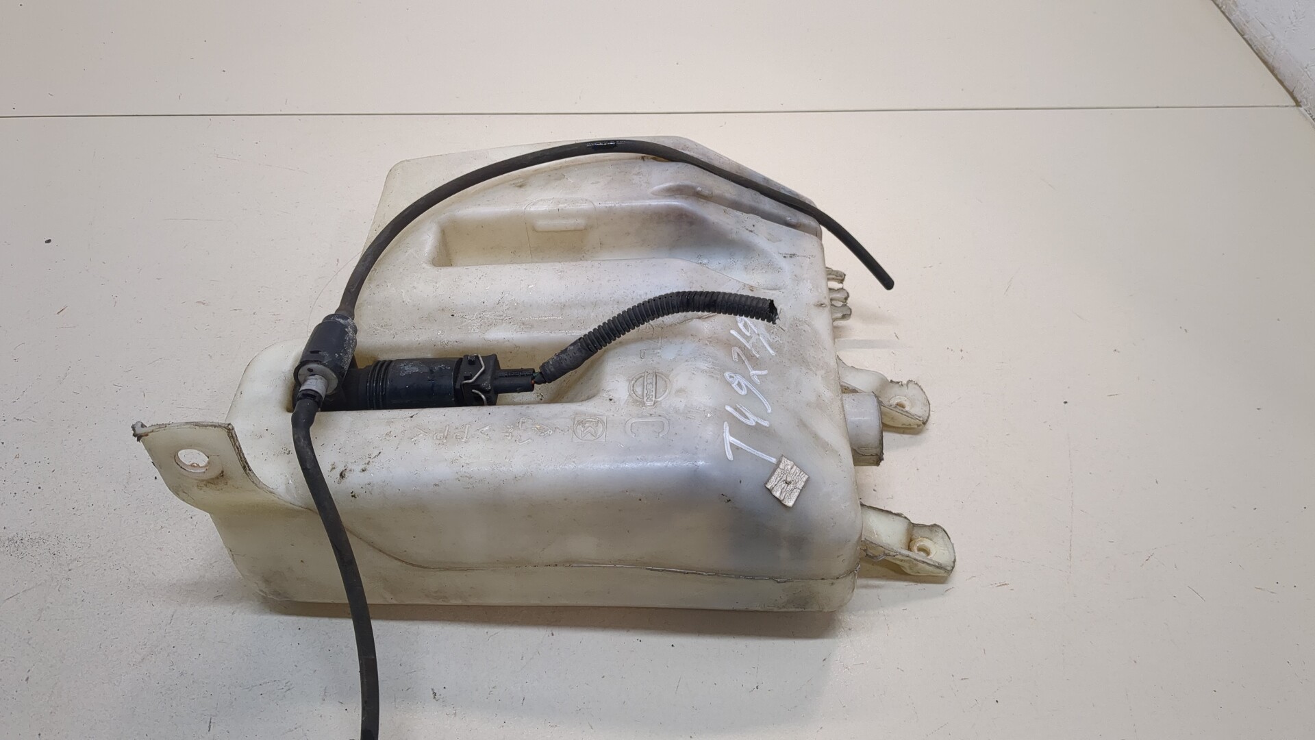 Бачок омывателя лобового стекла