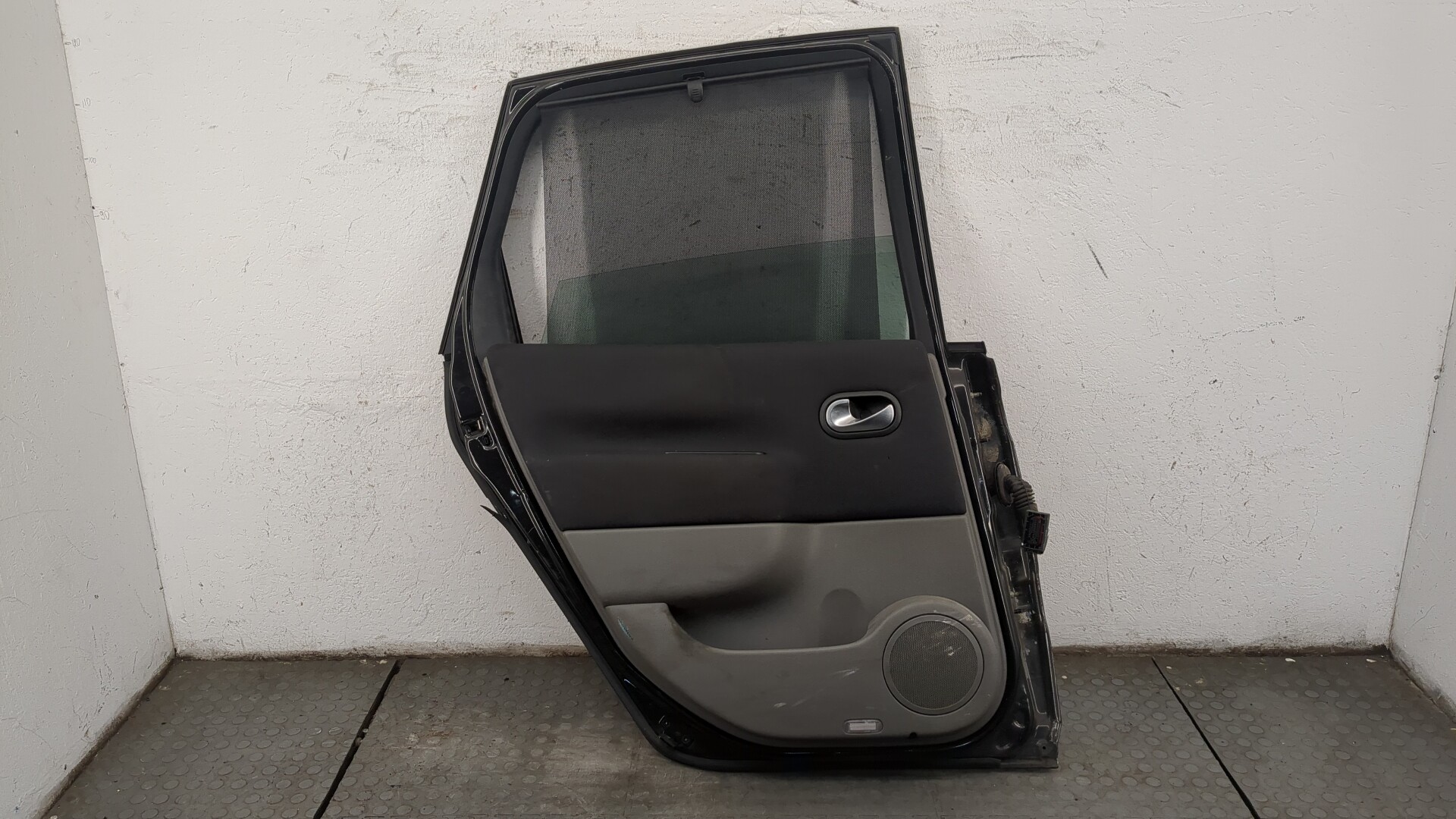 Дверь задняя левая