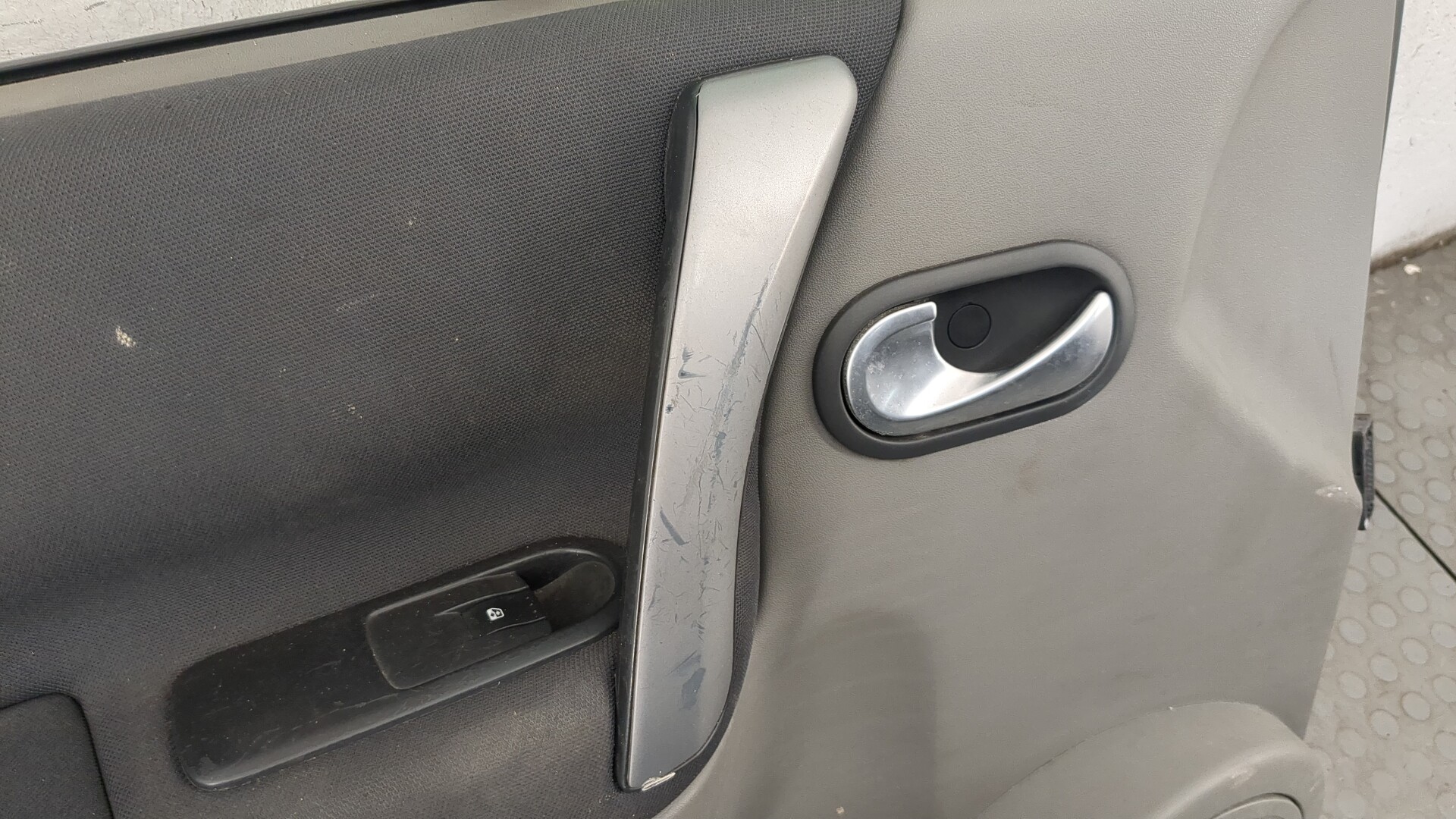 Дверь передняя левая