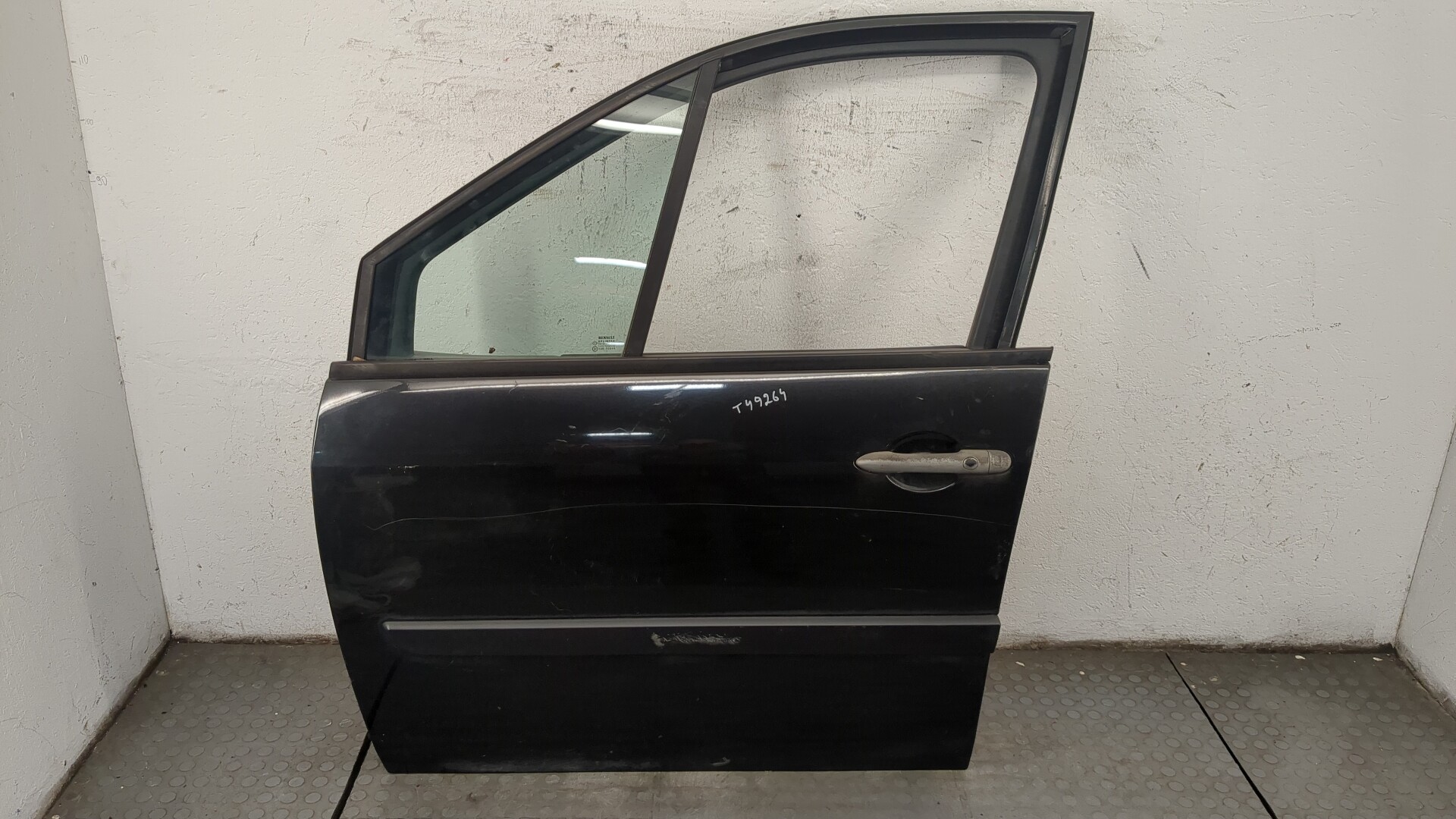 Дверь передняя левая