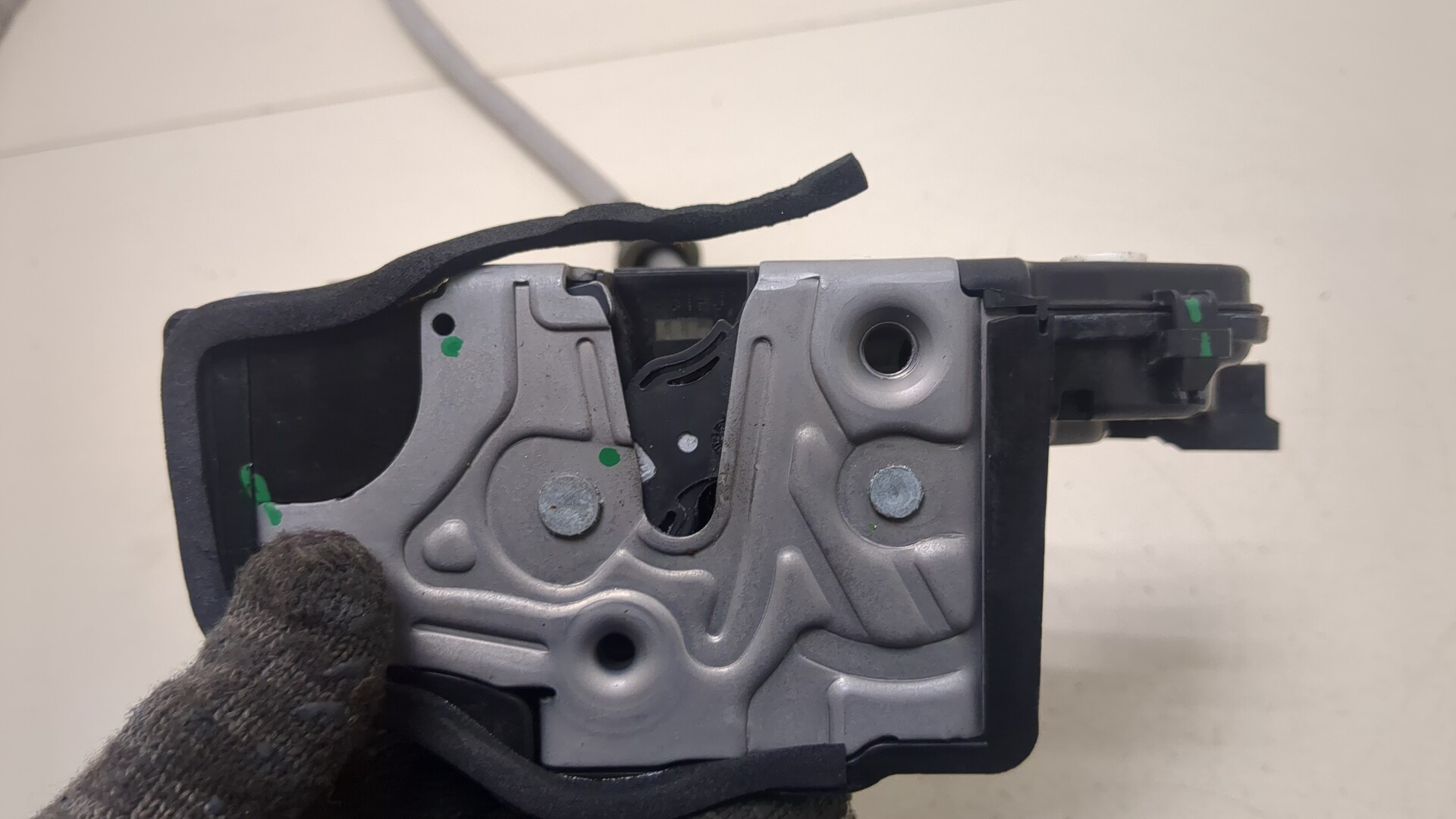 Замок двери задней левой