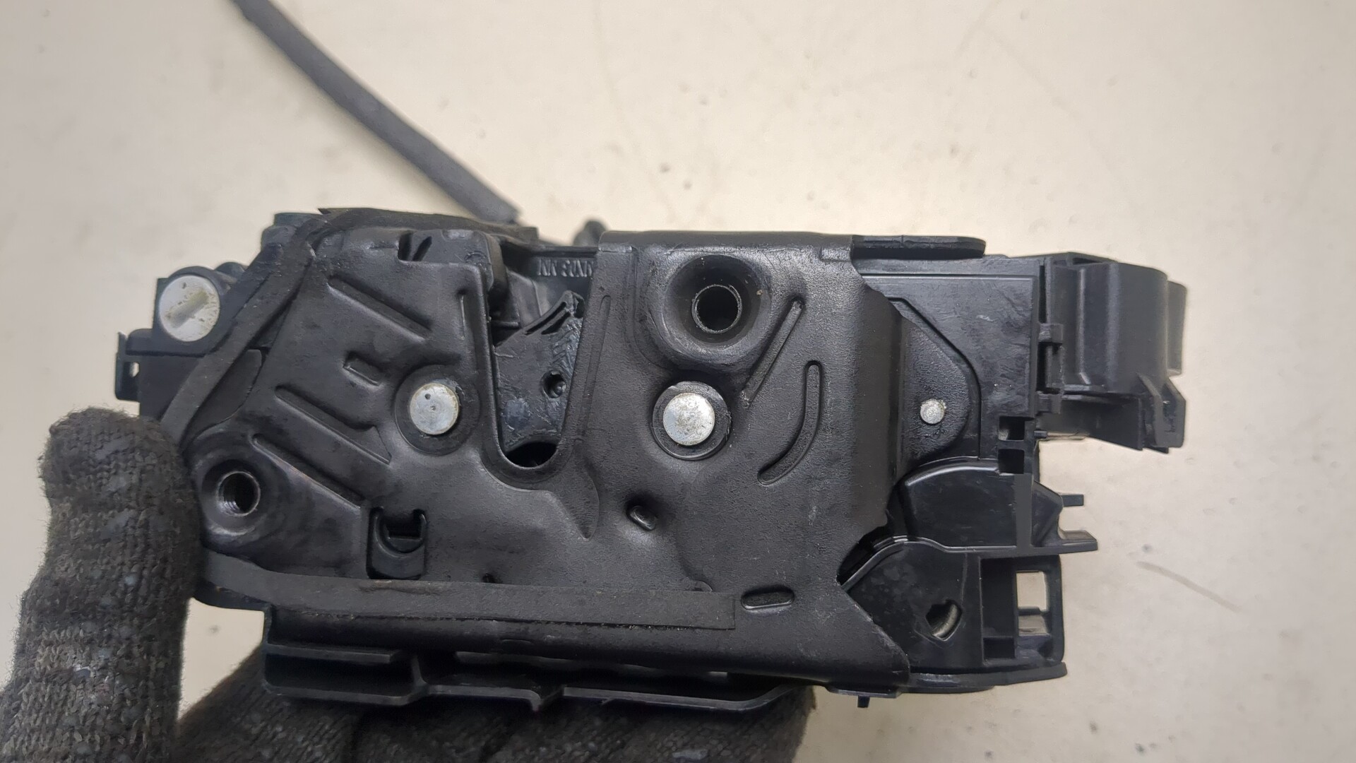 Замок двери задней левой