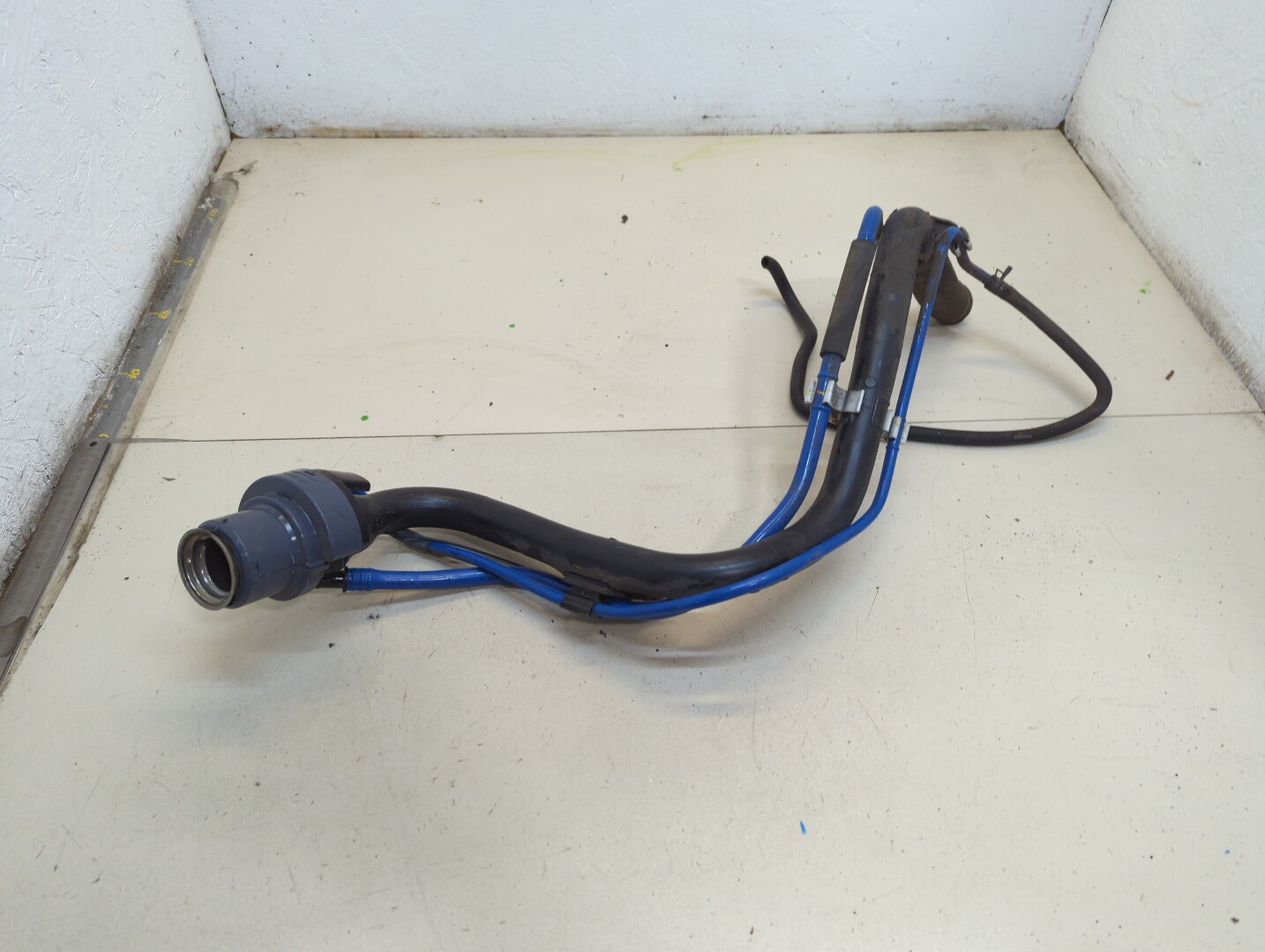 Горловина топливного бака