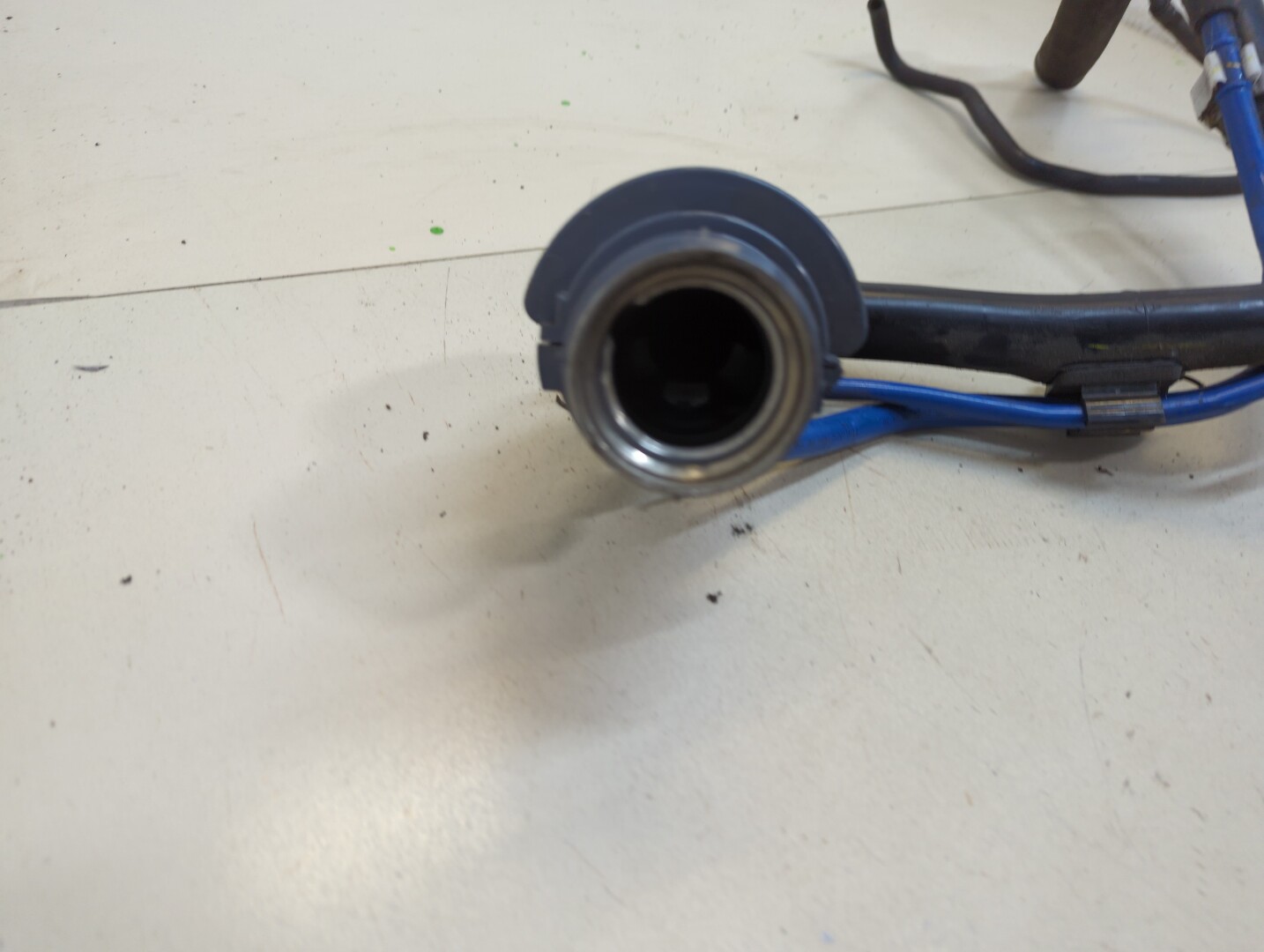 Горловина топливного бака