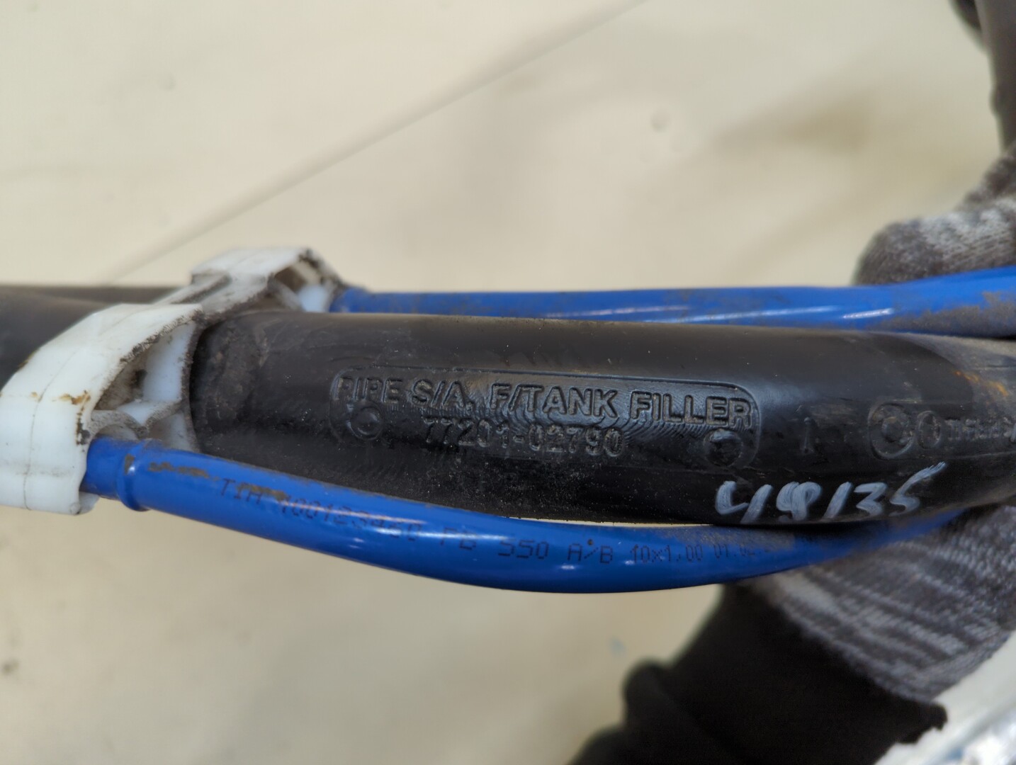 Горловина топливного бака