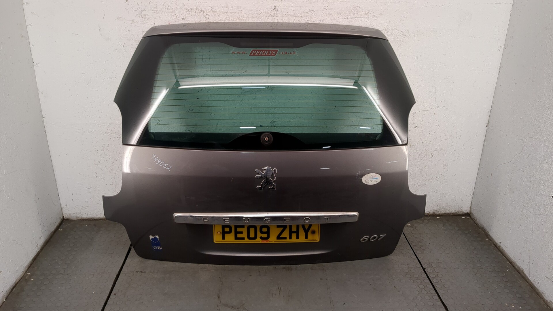 Дверь багажника