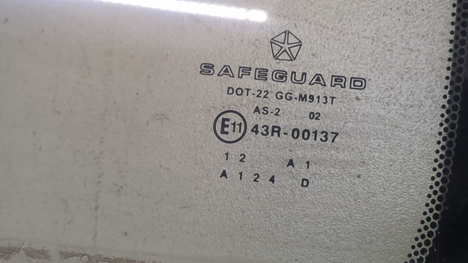 Стекло двери задней левой (форточка)