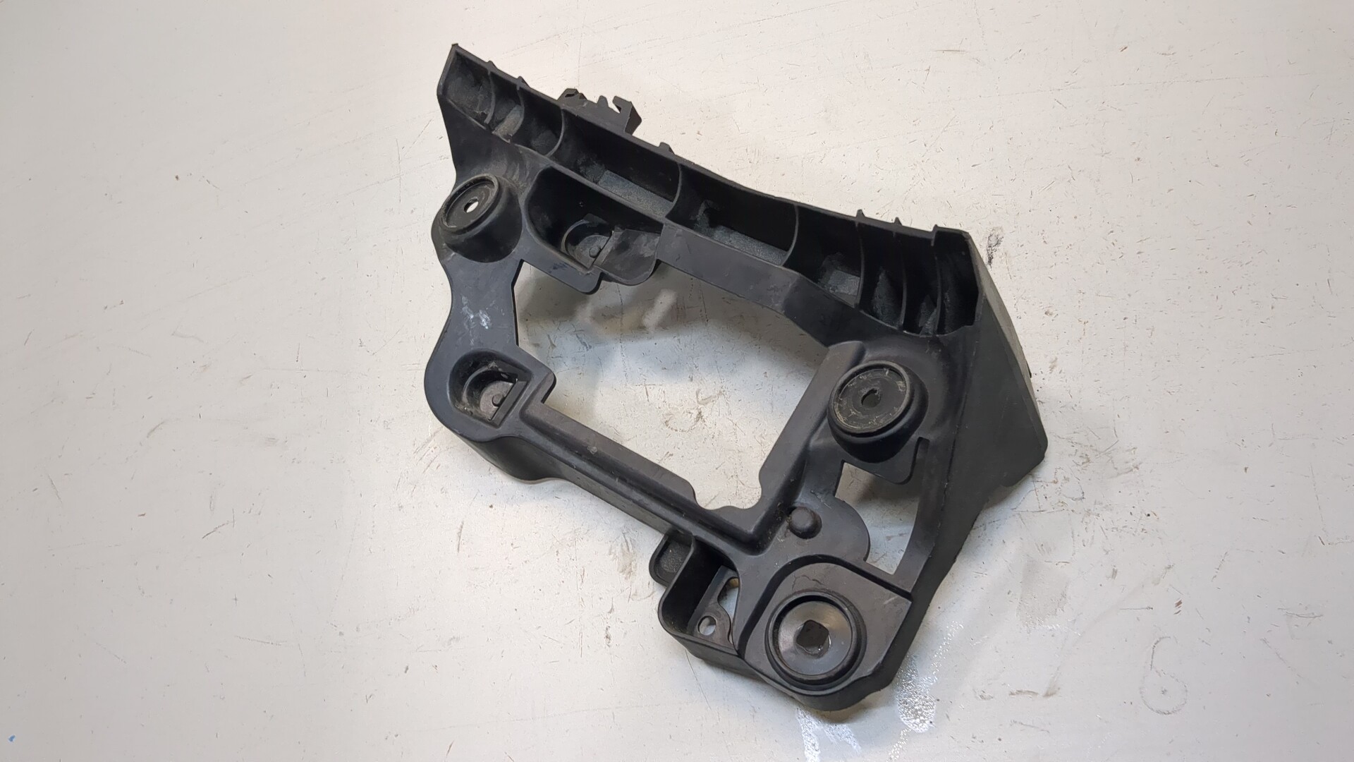 Кронштейн заднего бампера правый