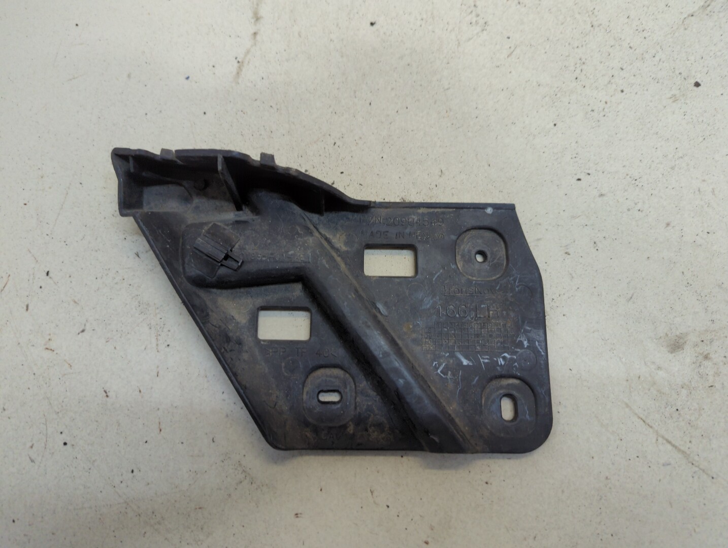 Кронштейн заднего бампера левый