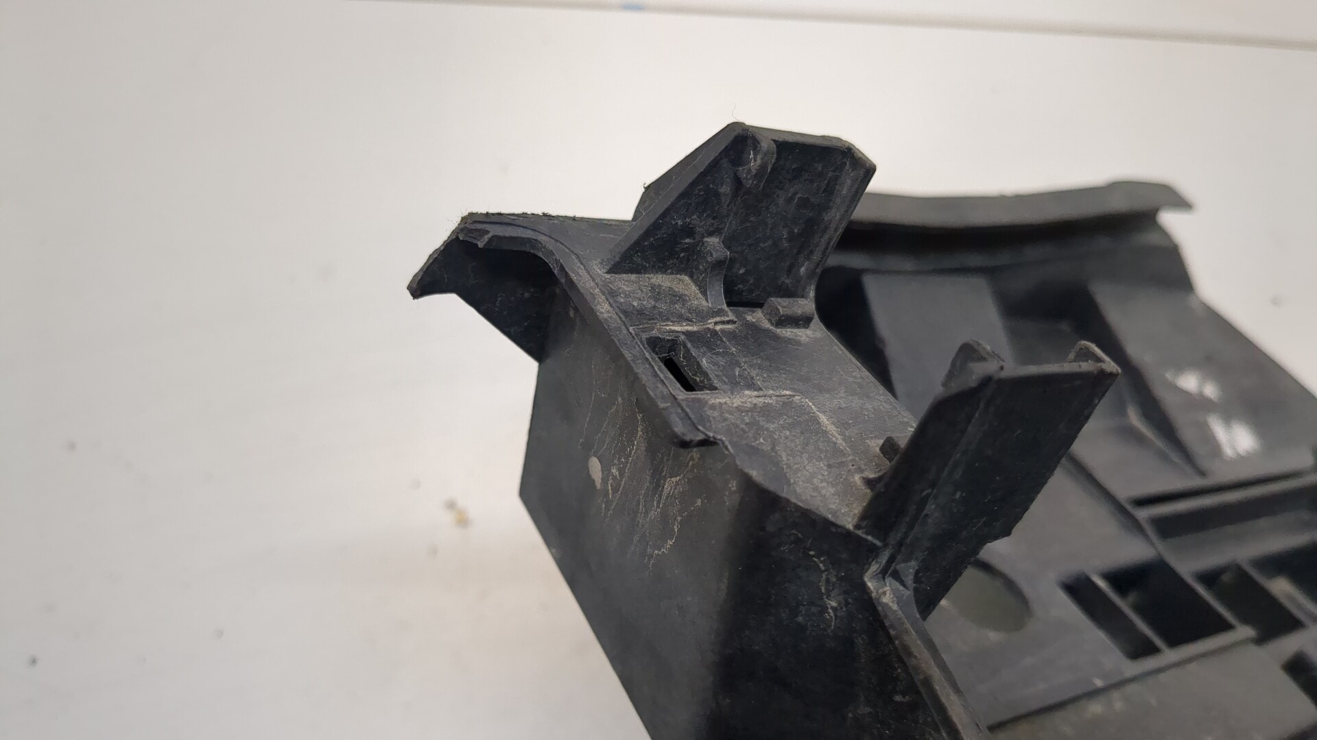 Кронштейн фар правый