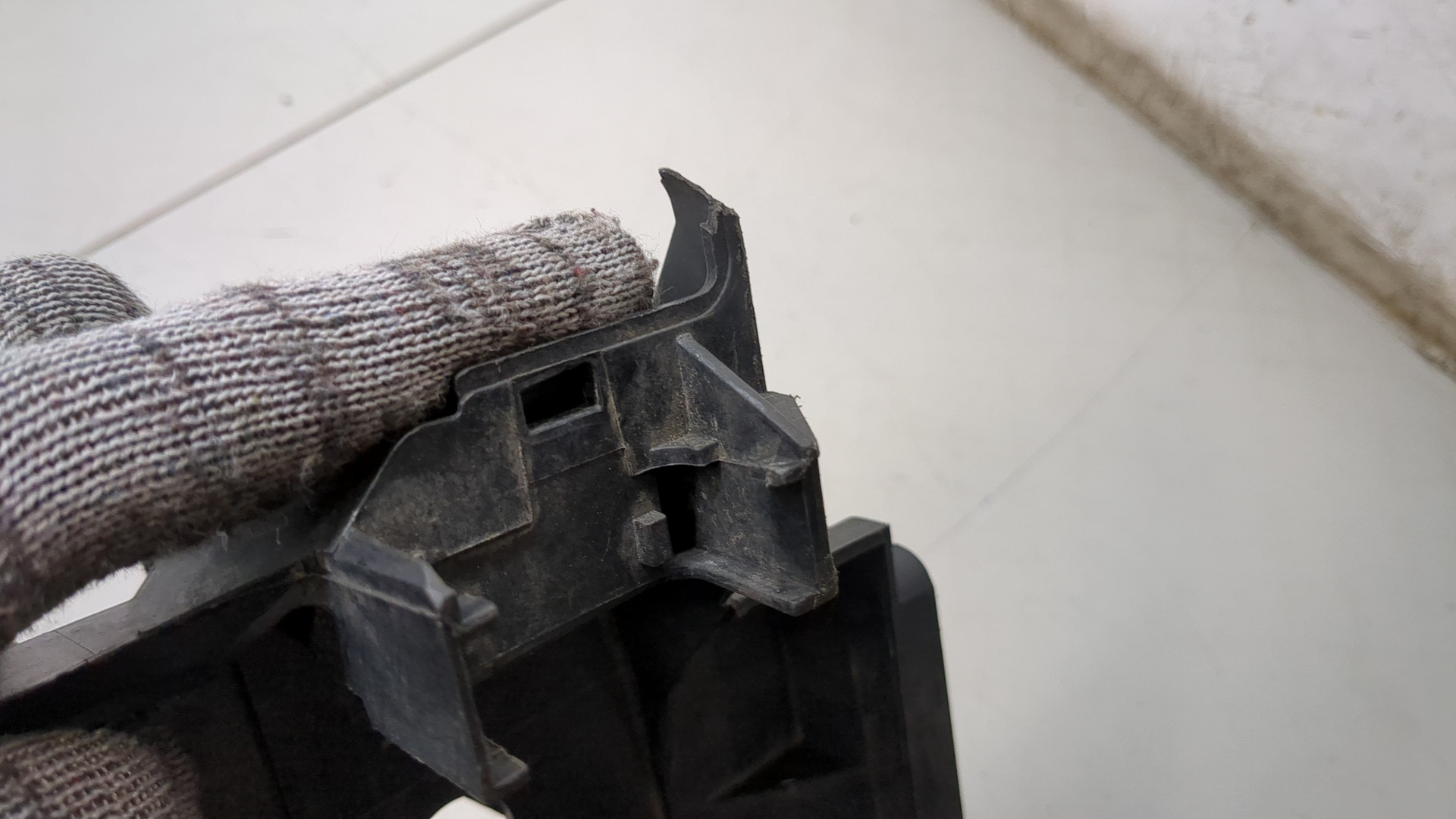 Кронштейн фар правый