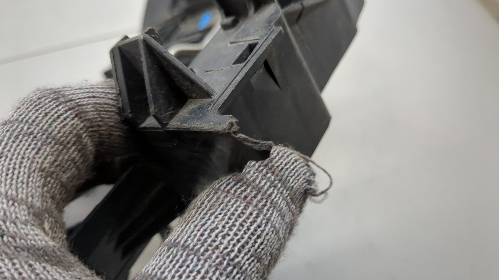 Кронштейн фар правый