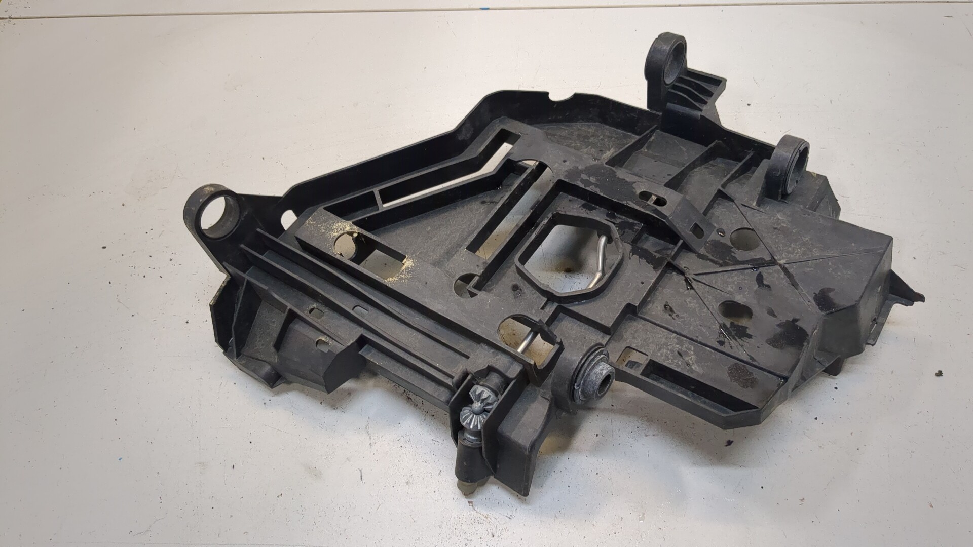 Кронштейн фар правый