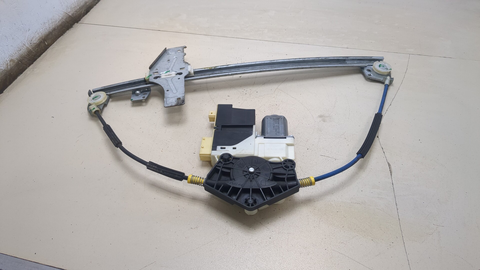 Стеклоподъемник электр. передний правый