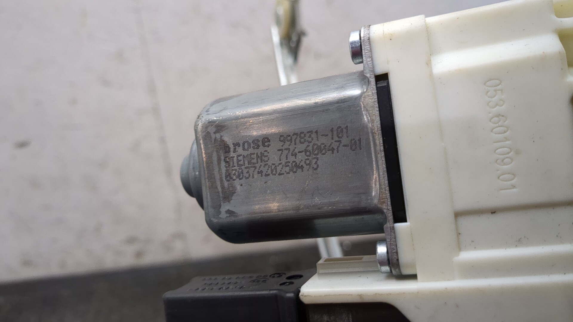 Стеклоподъемник электр. передний правый