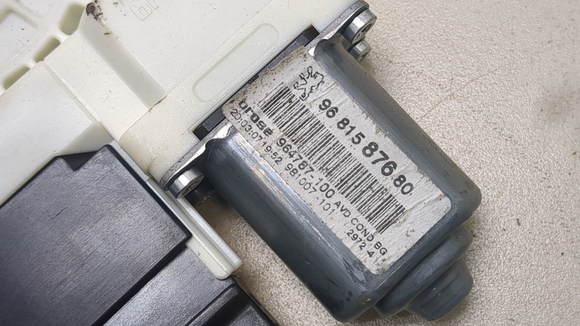 Стеклоподъемник электр. передний правый