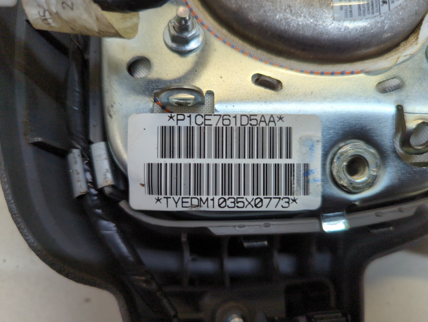 Подушка безопасности в рулевое колесо