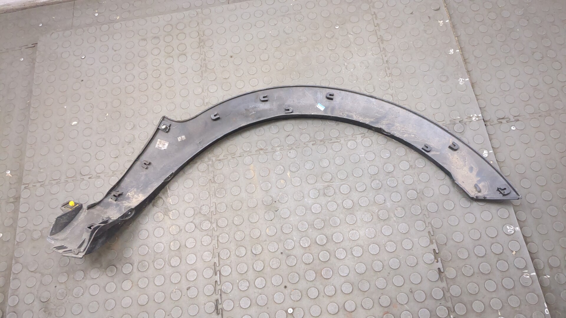 Накладка переднего крыла левого