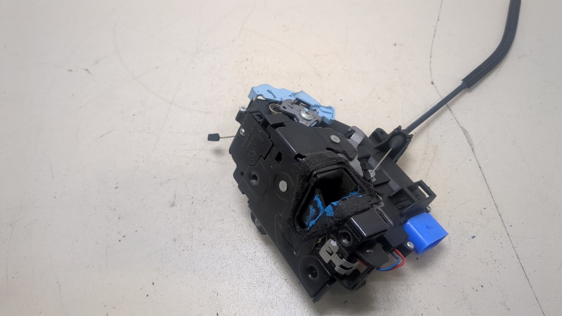 Замок двери передней левой