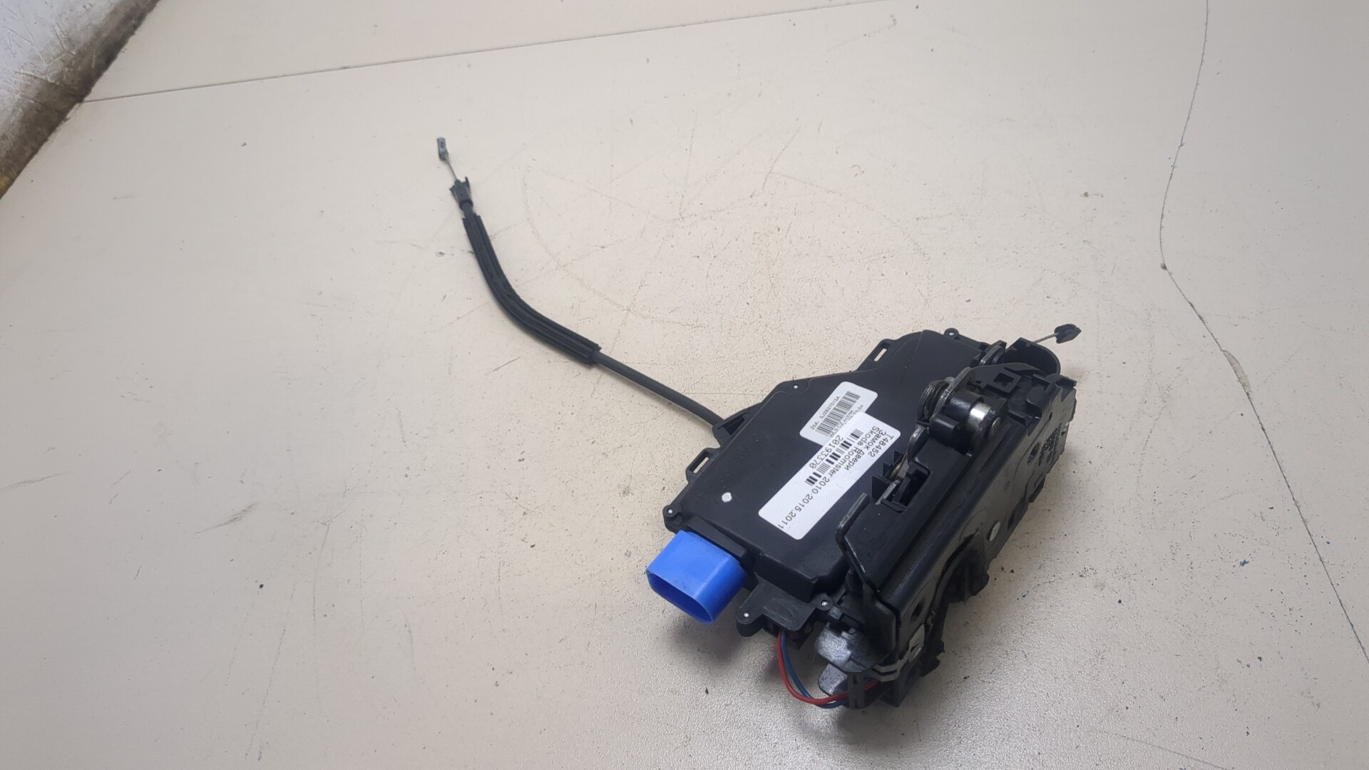 Замок двери передней левой