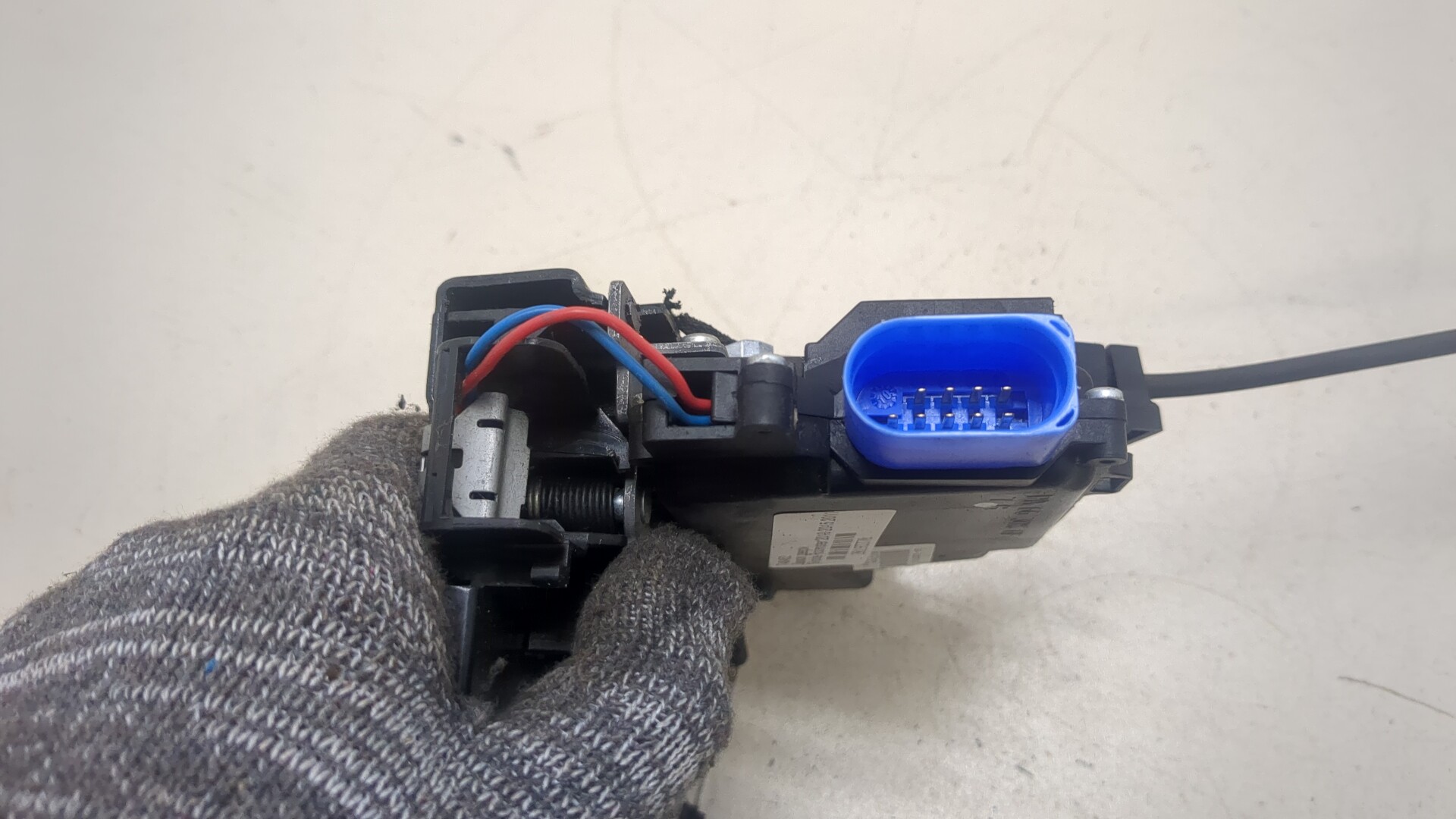 Замок двери передней левой