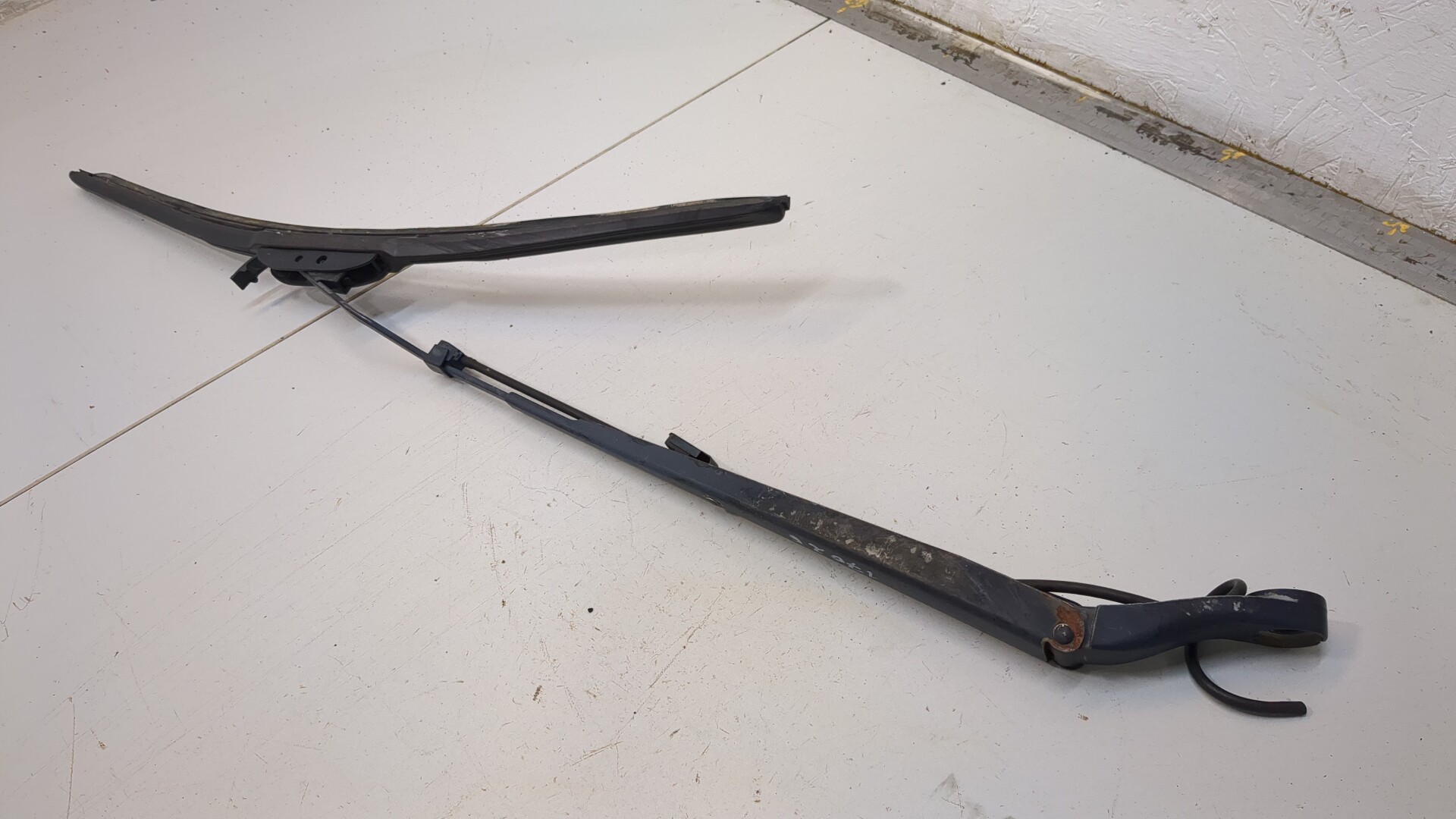 Поводок стеклоочистителя переднего