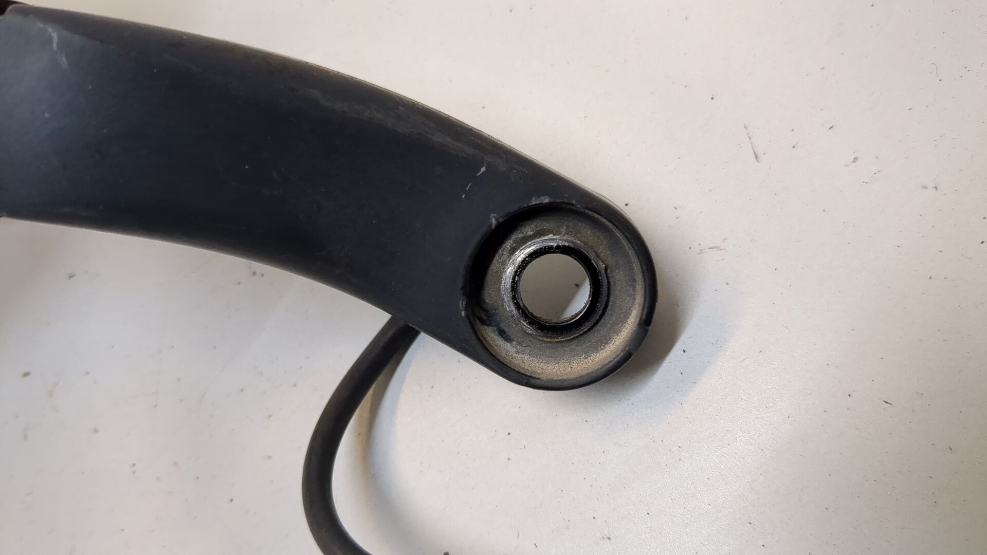 Поводок стеклоочистителя переднего