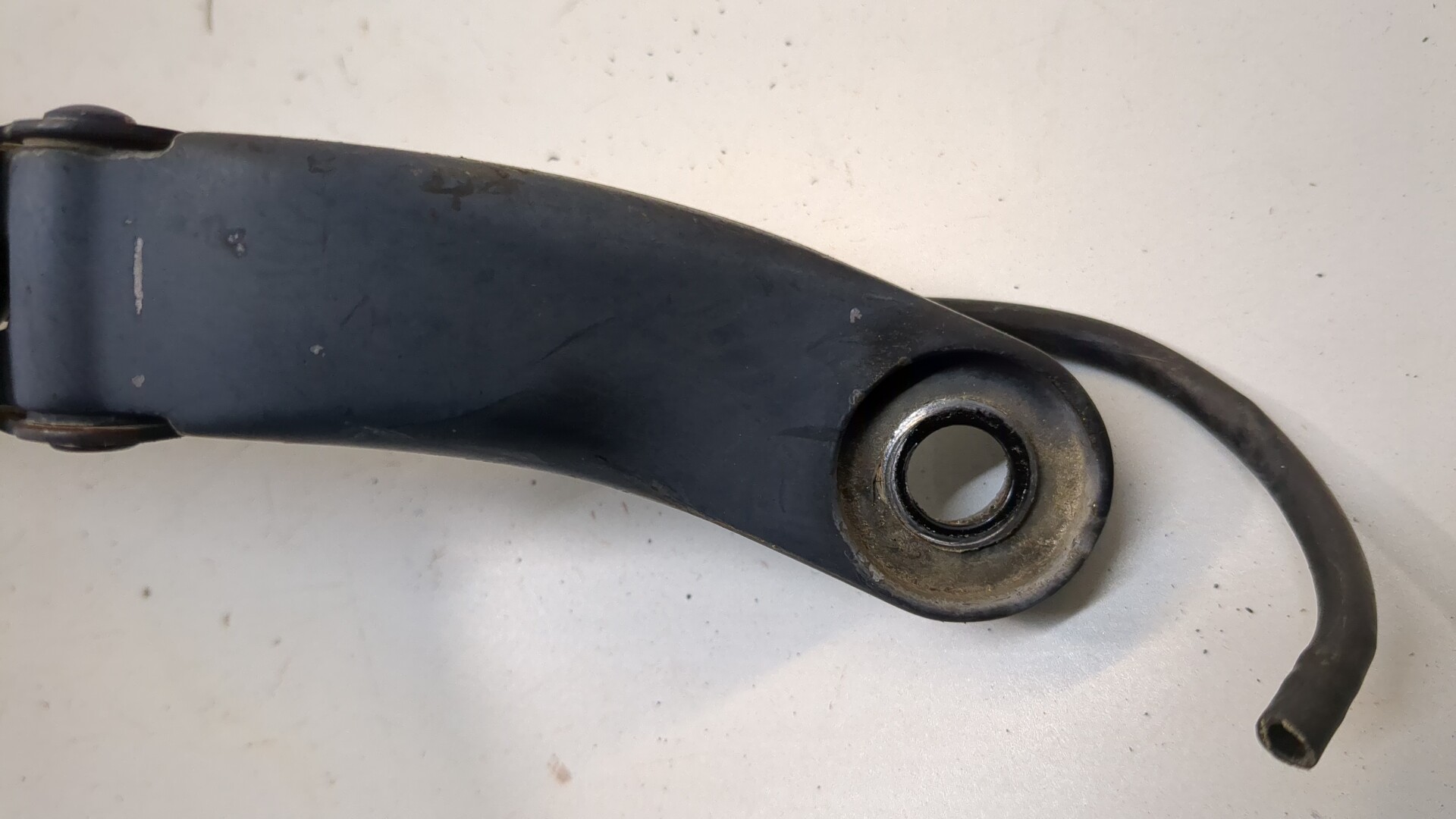 Поводок стеклоочистителя переднего