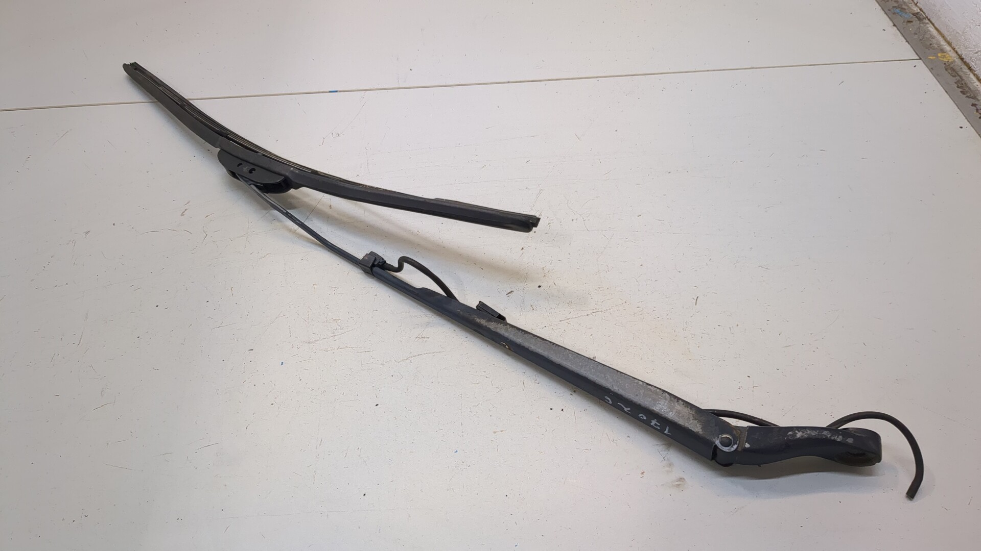 Поводок стеклоочистителя переднего