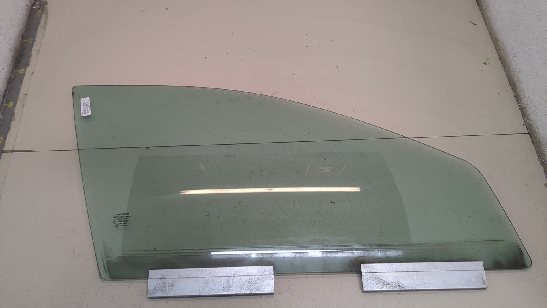 Стекло двери передней правой