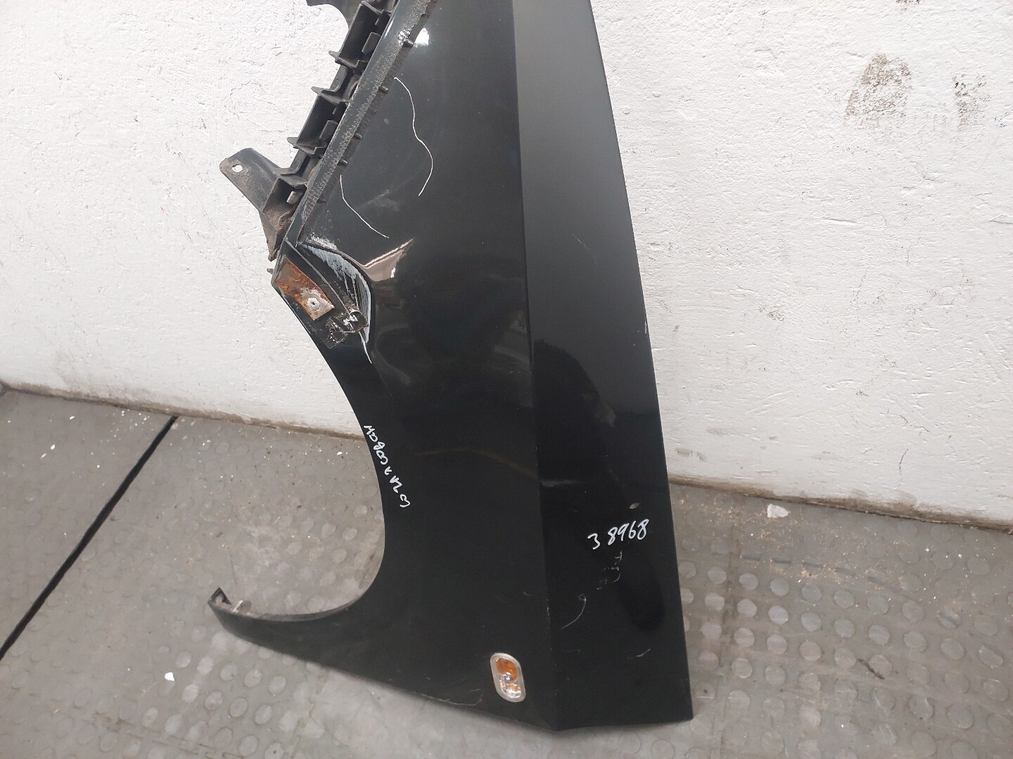 Крыло переднее левое