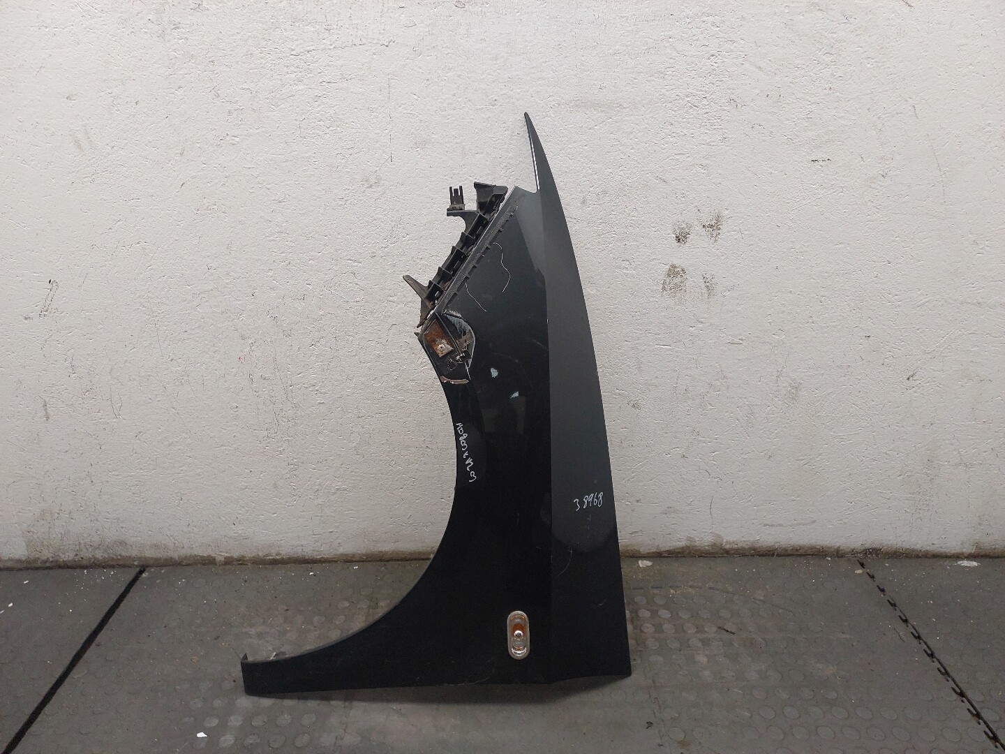 Крыло переднее левое