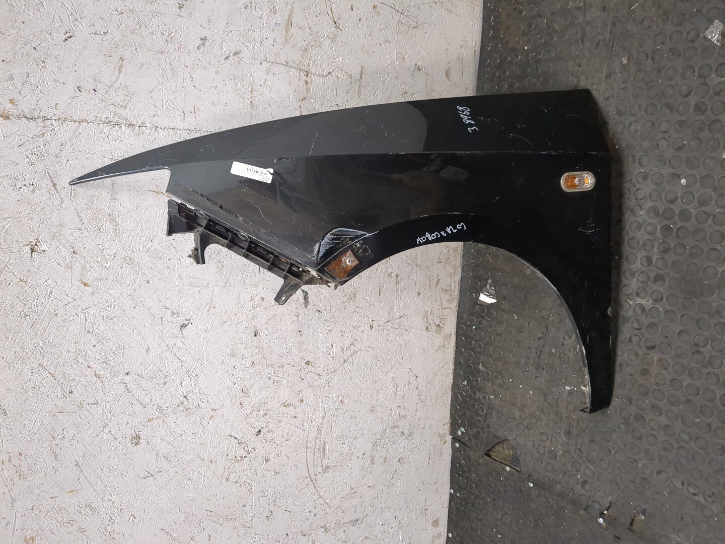 Крыло переднее левое