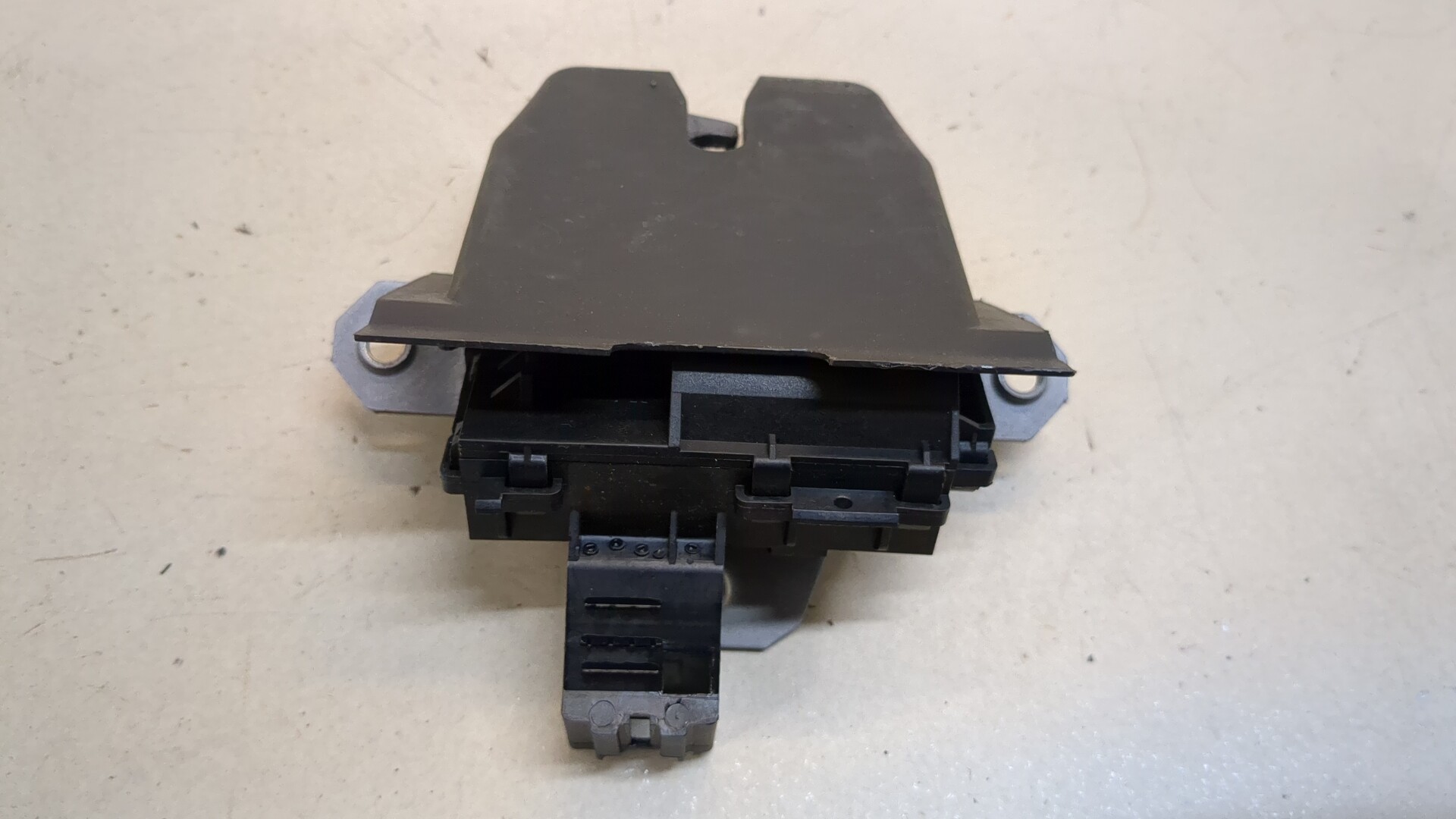 Замок багажника