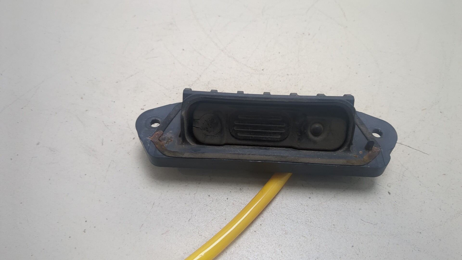 Кнопка открывания багажника