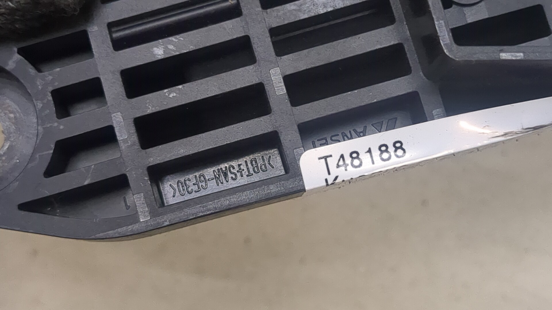 Кнопка открывания багажника