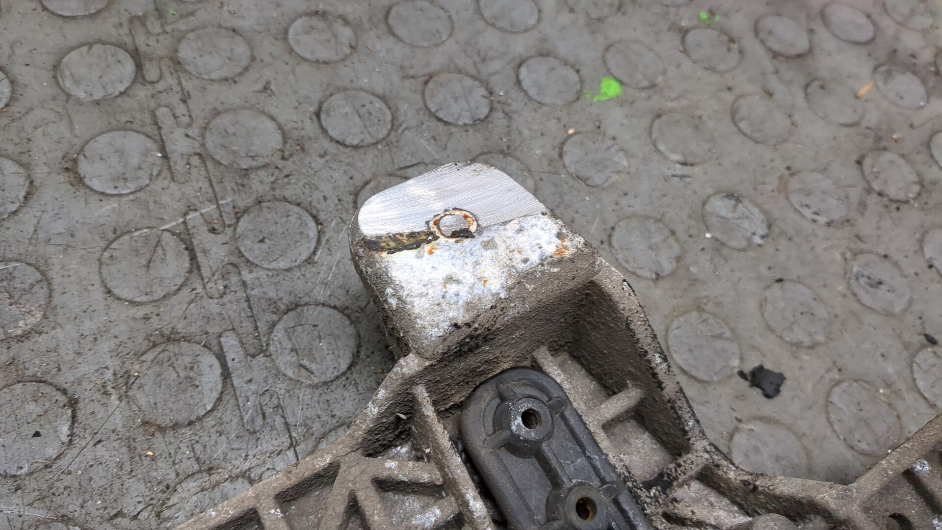 Кронштейн фар правый