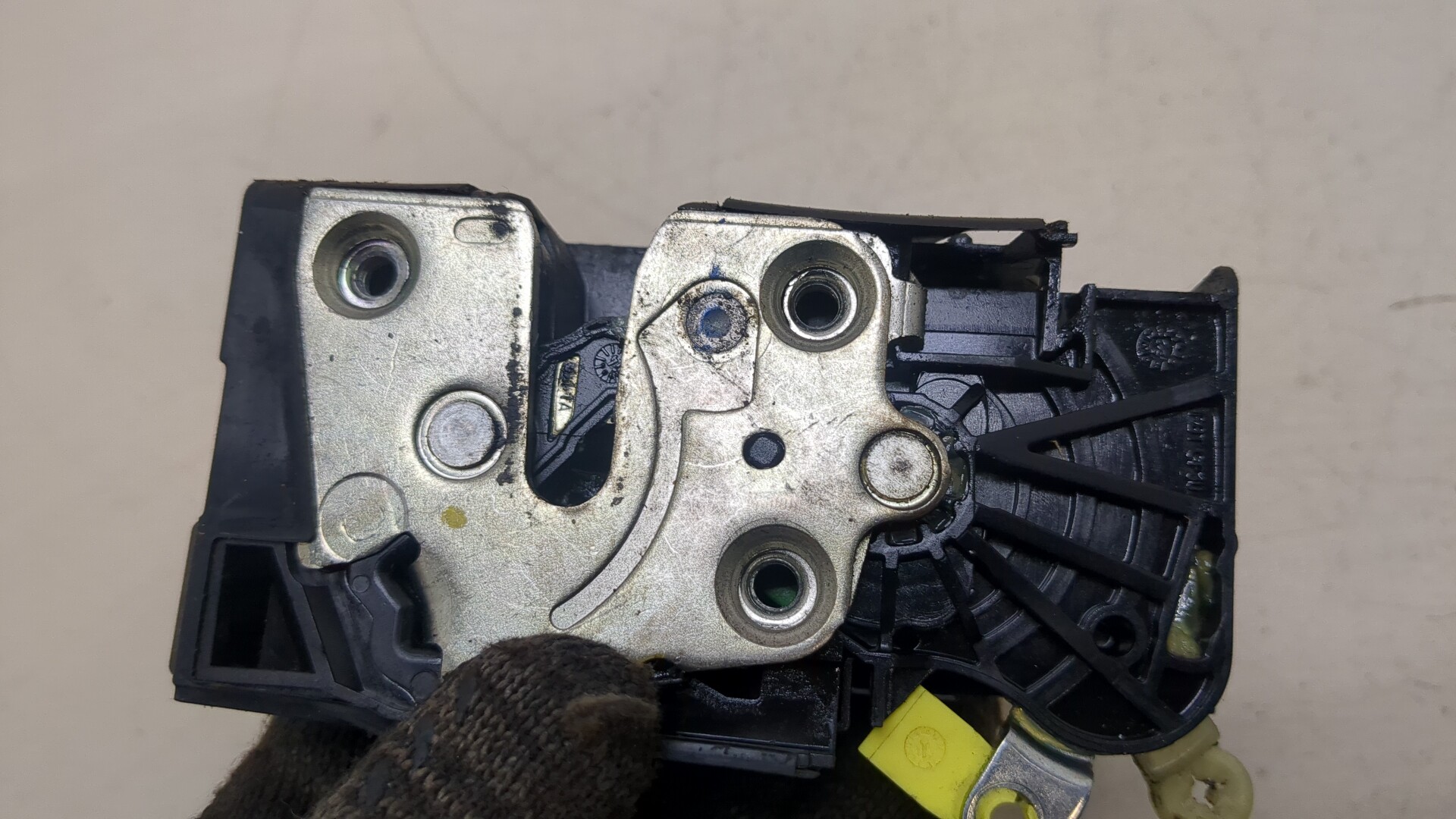 Замок двери передней левой