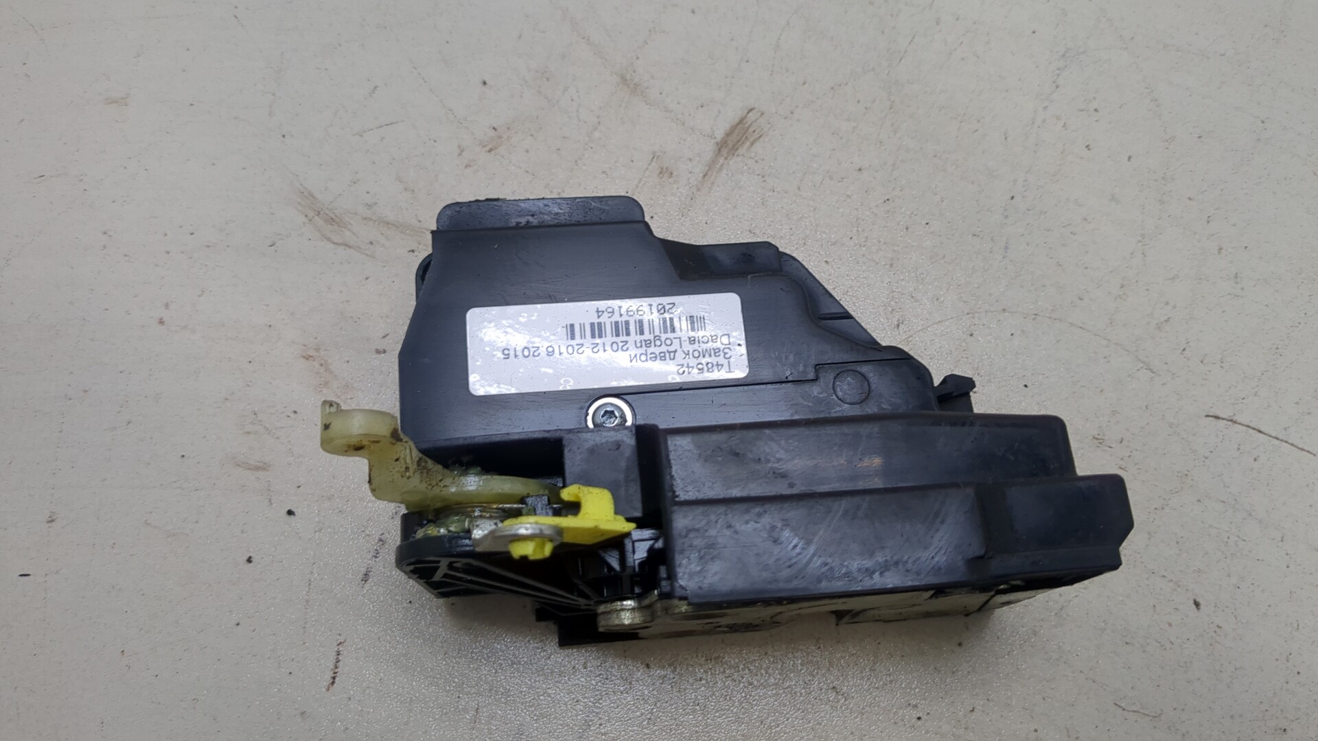 Замок двери передней левой