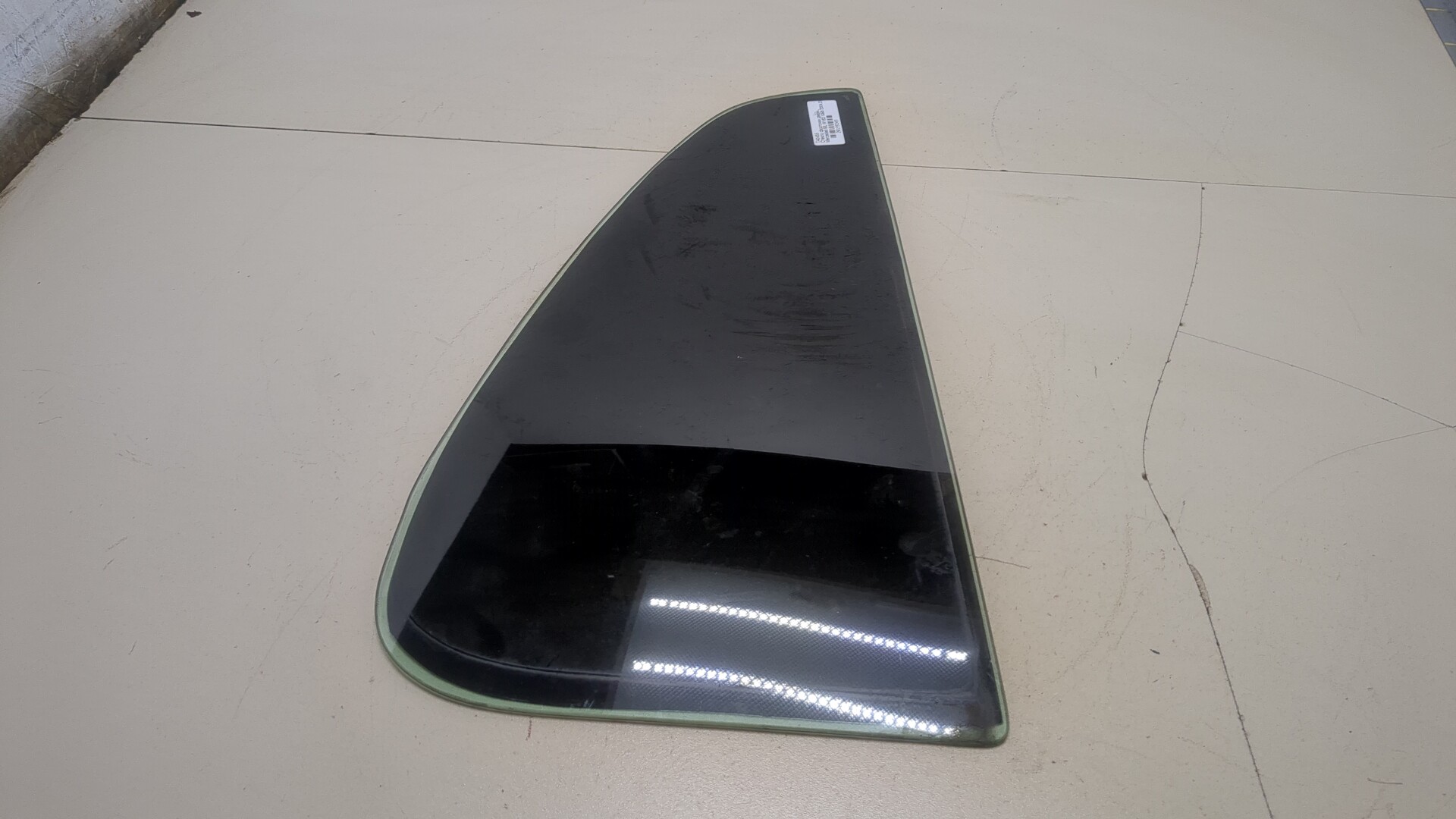 Стекло двери задней правой (форточка)