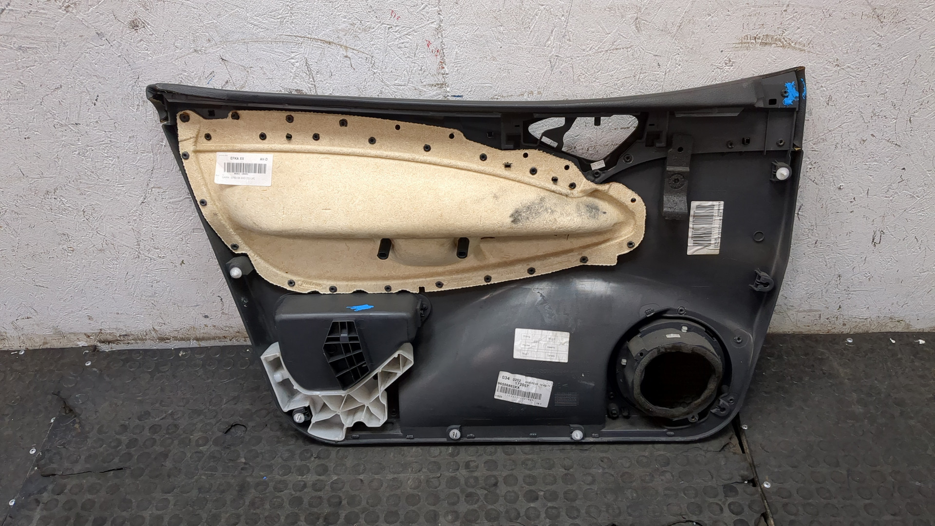 Обшивка двери передней правой