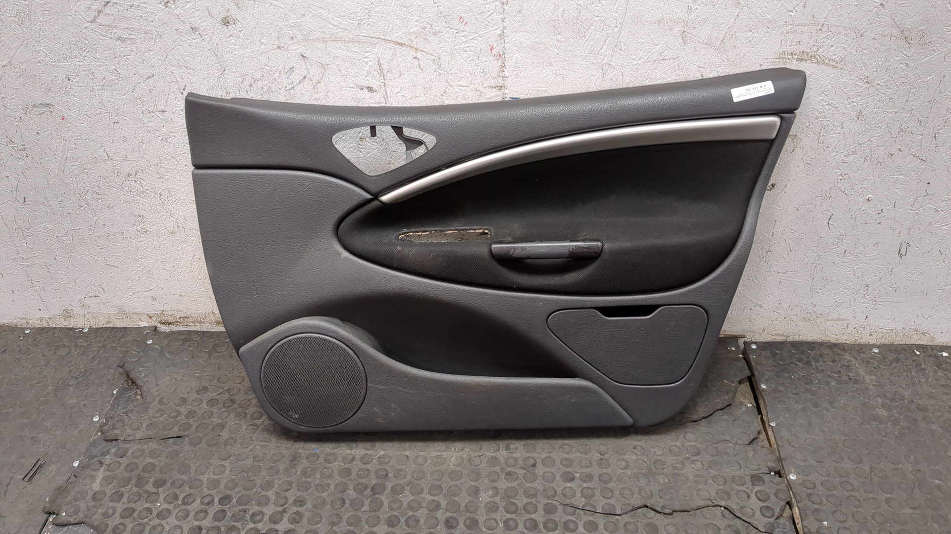 Обшивка двери передней правой