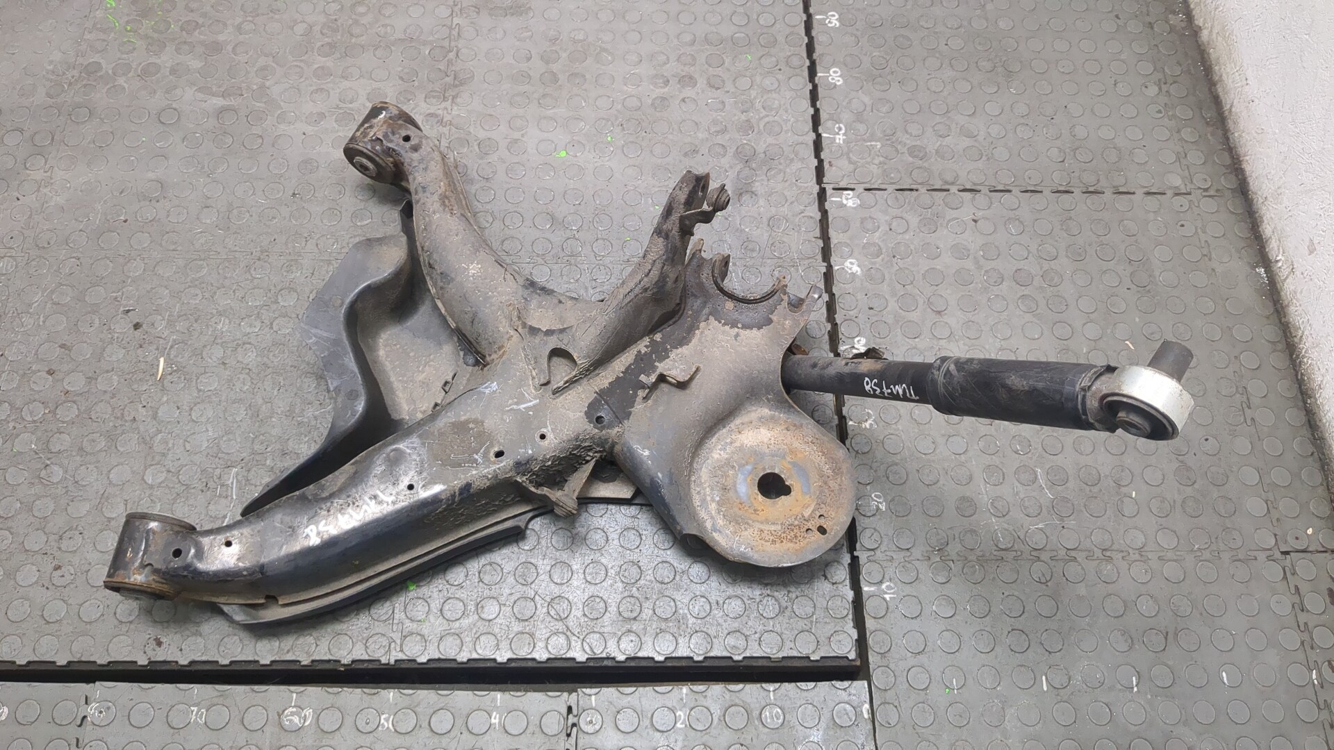 Рычаг задний левый