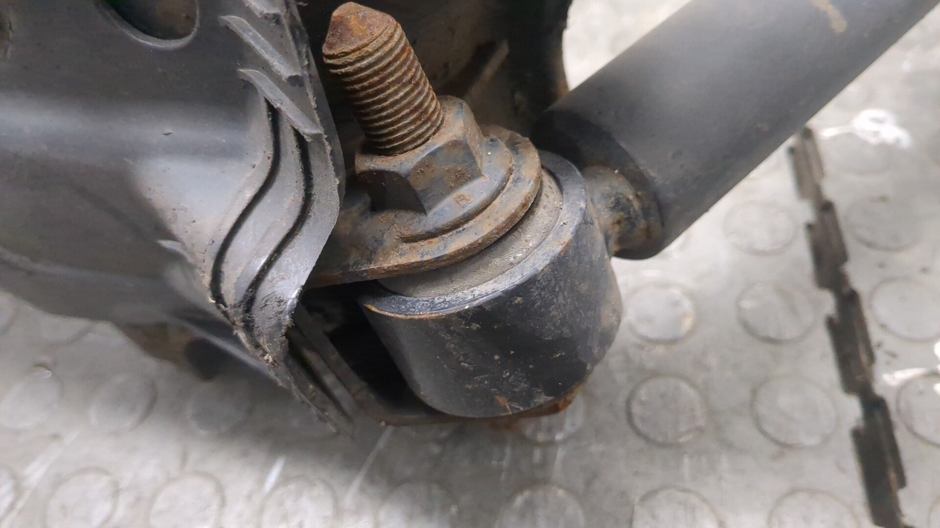 Рычаг задний левый