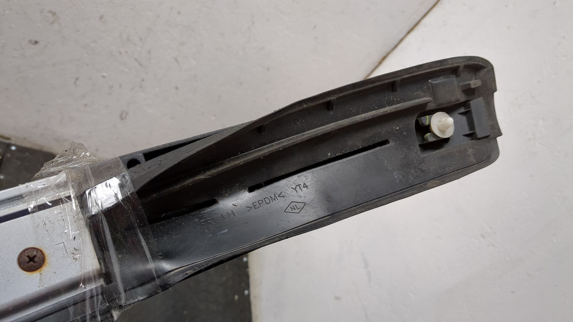 Рейлинг (релинг) левый (планка на крышу)