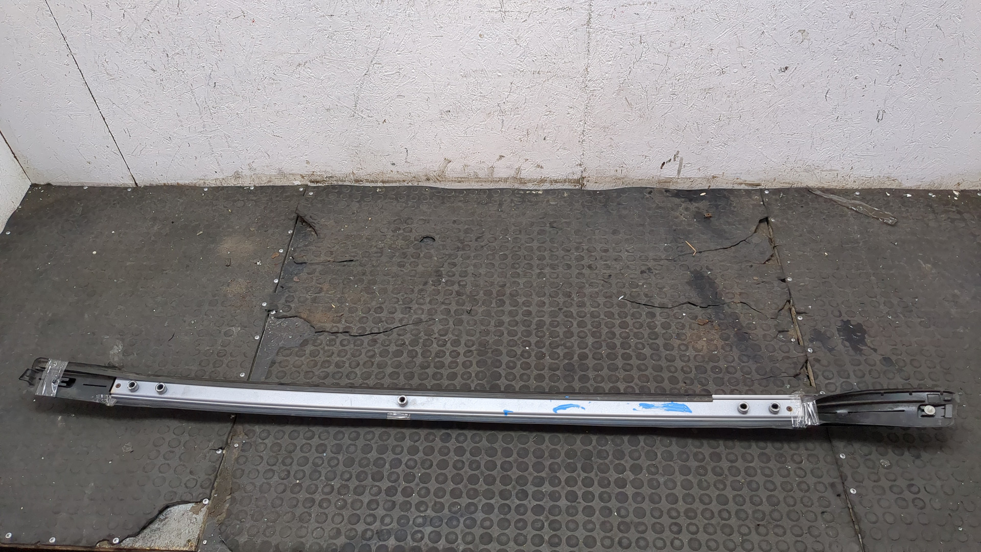 Рейлинг (релинг) левый (планка на крышу)