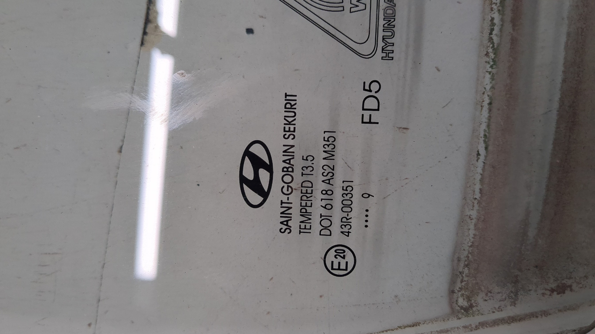 Стекло двери передней правой